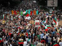 Mii de bulgari continua protestele la Sofia, cerand demisia premierului Plamen Oresarski