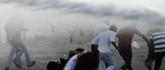 Politia a folosit tunuri cu apa impotriva manifestantilor adunati in piata Taksim, din Istanbul