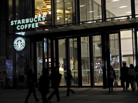 Dupa ce a fost obligata sa-si achite taxele, Starbucks inchide prima cafenea
