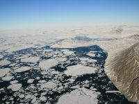 Treizeci de turisti si vanatori se afla in deriva in oceanul Arctic canadian