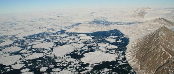 Treizeci de turisti si vanatori se afla in deriva in oceanul Arctic canadian