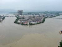 Noua morti si 1.500 de case au fost cuprinse de ape in 22 de localitati din estul tarii