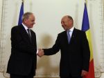 Presedintele Basescu, intampinat de manifestanti pro si contra unirii, la Chisinau