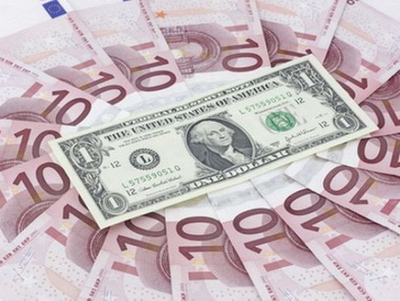 Leul s-a depreciat in raport cu euro si cu francul elvetian, dar s-a apreciat fata de dolar. Cursul BNR a urcat la 4,4467 lei/euro
