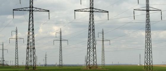 Statul reduce cu o treime ponderea sprijinului pentru energie regenerabila in facturile consumatorilor. Pretul la energia electrica scade cu 4%, din august
