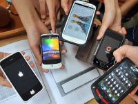 
	Studiu: Romanii prefera sa cumpere telefoane noi
