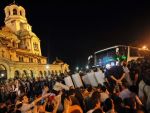 Proteste de amploare la Sofia. Mai multi deputati si ministri bulgari, blocati in cladirea Parlamentului