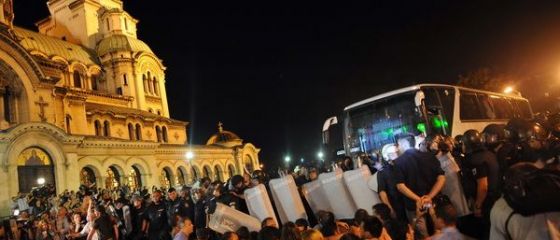 Proteste de amploare la Sofia. Mai multi deputati si ministri bulgari, blocati in cladirea Parlamentului