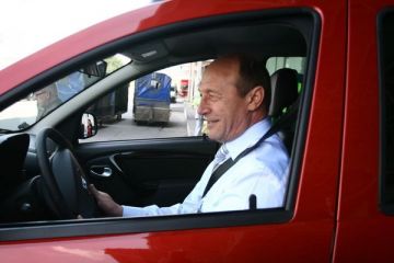 Traian Basescu, in test drive cu Logan MCV. Ce i-a placut si ce defecte a gasit presedintele noului model marca Dacia