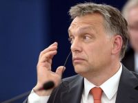 Doi tineri l-au atacat cu rosii pe premierul Ungariei, Viktor Orban, la Baile Tusnad