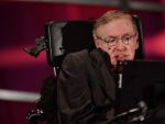 Stephen Hawking spune ca medicii au vrut sa opreasca aparatele care il tineau in viata