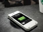 Ultima miscare pe care o face Starbucks: panouri de incarcare a telefoanelor, in cafenele