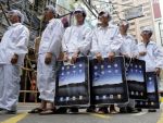 Productia iPhone-ului ieftin arunca Apple in mijlocul unui nou scandal: angajatii din China muncesc 70 de ore pe saptamana, unii sunt minori, iar conditiile de munca, nesigure
