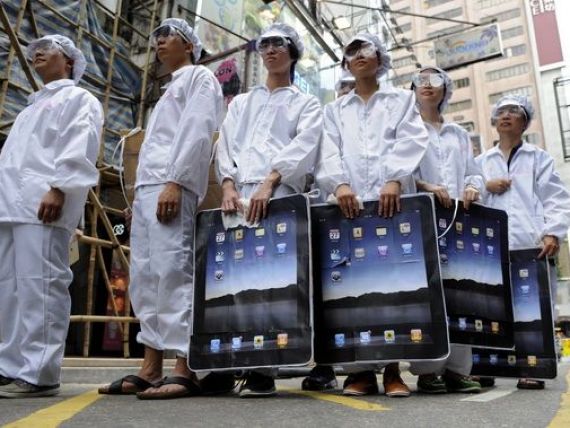 Productia iPhone-ului ieftin arunca Apple in mijlocul unui nou scandal: angajatii din China muncesc 70 de ore pe saptamana, unii sunt minori, iar conditiile de munca, nesigure