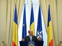 
	Basescu: &quot;CFR Marfa nu se plimba intre palate, e garat la Victoria. Eu nu pot sa-l cazez la Cotroceni. Esecul privatizarii poate provoca daune de mil. euro&quot;
