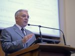 Isarescu: Clauzele abuzive sunt parte a contractelor semnate de clienti, trebuie sa si le asume