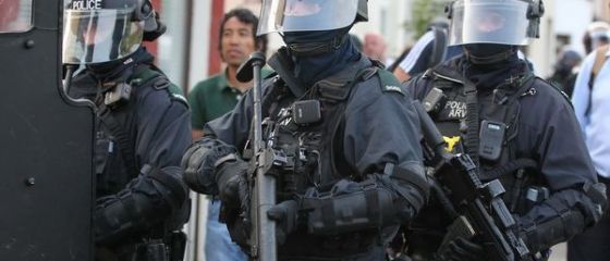 Ciocniri interconfesionale violente la Belfast. Peste 50 de politisti, raniti