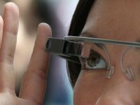 
	Google Glass schimba felul in care se fac banii pe Wall Street. Utilizatorii gadgetului ar putea vizualiza cotatiile oricand si de oriunde
