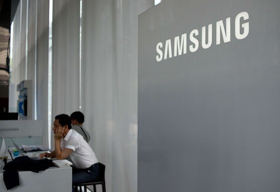 Samsung, pe urmele rivalului Apple. Conditiile inumane in care muncesc angajatii care produc cele mai vandute telefoane din lume