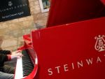 Tranzactia care a luat prin surprindere Wall Street-ul. Miliardarul John Paulson, casatorit cu o romanca, a cumparat Steinway Musical Instruments