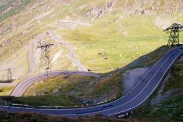 Dupa Transfagarasan si Transalpina, am putea traversa muntii si pe Transcarpatica. Pe unde va trece drumul sapat in stanca, la 1.600 metri altitudine