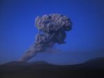Eruptie spectaculoasa a unui vulcan in Japonia, care a imbracat un intreg oras in cenusa