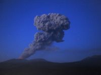 Eruptie spectaculoasa a unui vulcan in Japonia, care a imbracat un intreg oras in cenusa