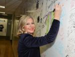 Un barbat mort, descoperit in locuinta cantaretei Olivia Newton-John