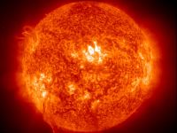 Particule solare desprinse in urma unei explozii se indreapta spre Terra si ar putea produce o furtuna magnetica