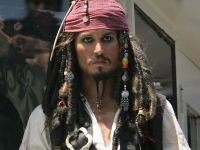 Johnny Depp va aparea si in partea a cincea a seriei Piratii din Caraibe , care se va numi Dead Men Tell No Tales