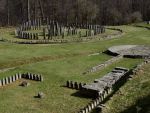 Intoarcere cu 2.000 de ani in urma. Turistii care trec prin muntii Orastiei pot poposi in satul daco-roman, pentru a trai ca pe vremea lui Traian si Decebal