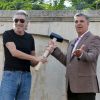 Roger Waters a daramat zidul Casei Poporului. Artistul britanic si presedintele Camerei Deputatilor au lovit simbolic, cu un ciocan, gardul Parlamentului