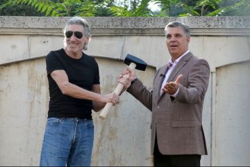 Roger Waters a daramat zidul Casei Poporului. Artistul britanic si presedintele Camerei Deputatilor au lovit simbolic, cu un ciocan, gardul Parlamentului