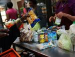 Efectele dramatice ale crizei. Alimentele expirate sunt pastrate in magazine, in Grecia, la preturi mai mici, pentru saraci