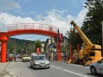 Pasarelele de pe DN1, construite degeaba. Pietonii traverseaza pe trecerea pentru persoane cu dizabilitati pentru ca au rau de inaltime