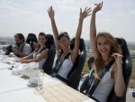 Restaurantul suspendat, o atractie pentru romanii pasionati de experiente gastronomice extreme, vine in Centrul Vechi al Capitalei