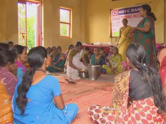 Cum fac bancherii profit in satele sarace din India