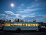 Un student de la arhitectura a transformat un autobuz intr-o locuinta mobila
