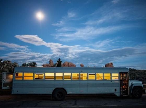 Un student de la arhitectura a transformat un autobuz intr-o locuinta mobila