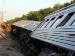 Un tren cu peste 700 de pasageri a deraiat in Rusia