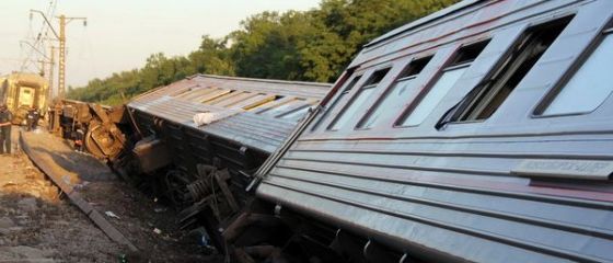 Un tren cu peste 700 de pasageri a deraiat in Rusia