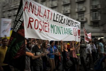 A opta zi de proteste fata de proiectul minier de la Rosia Montana. Peste 7.000 de manifestanti au blocat centrul Bucurestiului