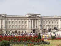 Printul Andrew, al treilea copil al reginei Elizabeth II, chestionat de politie in gradinile palatului Buckingham