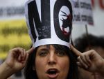 Protest fata de vandalismul repetat al unor cetateni romani , in Spania