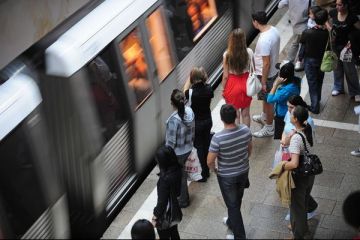Sindicalistii din transportul public protesteaza, miercuri, in Piata Constitutiei, dupa ce astazi au oprit metroul pentru doua ore