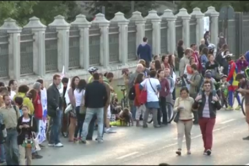 Lant uman in jurul Palatului Parlamentului. Mii de oamenii protesteaza fata de Rosia Montana