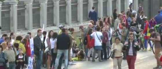 Lant uman in jurul Palatului Parlamentului. Mii de oamenii protesteaza fata de Rosia Montana