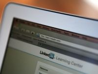 Clienti ai LinkedIn acuza compania de folosirea datelor lor personale pentru atragerea de membri