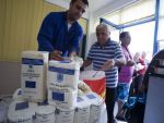 Alimente distribuite somerilor si pensionarilor, luni, in Capitala