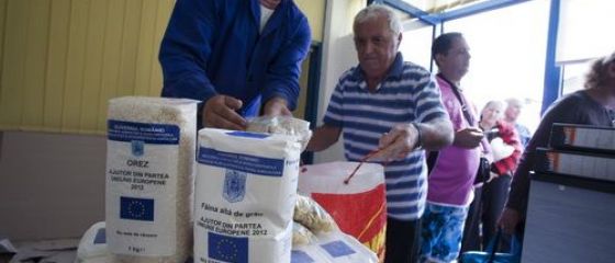 Alimente distribuite somerilor si pensionarilor, luni, in Capitala